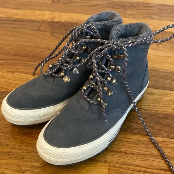 Converse Women’s Gray Fur Lined Sneakers Size 6 - Picture 1 of 8